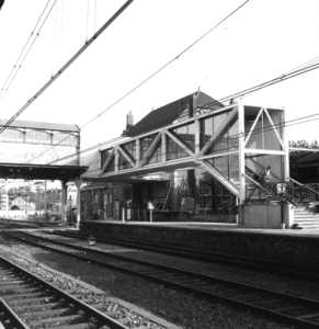 166722 Gezicht op de trap naar de voetgangersbrug van het N.S.-station Amersfoort te Amersfoort.