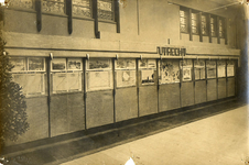 129089 Afbeelding van een tentoonstelling van statistische gegevens over gemeentelijke diensten in het gebouw van de ...