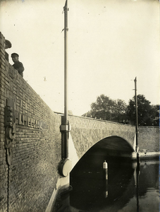 129090 Gezicht op de Tolsteegbrug over de Stadsbuitengracht te Utrecht.