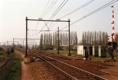 129112 Gezicht op de spoorlijn Utrecht-Amersfoort te Utrecht, vanaf de spoorwegovergang in de Voordorpsedijk, uit het ...