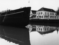 94298 Gezicht op het Merwedekanaal met een passerend vrachtschip te Nieuwegein uit het noordoosten; met rechts het café ...