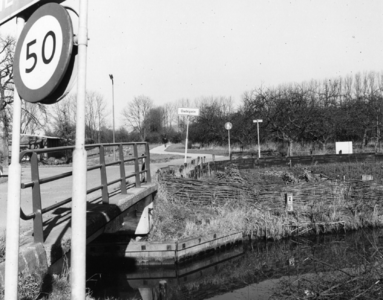 94313 Gezicht op een brug bij Oudegein te Nieuwegein; met op de achtergrond een laagstam boomgaard.