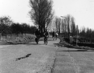 94314 Gezicht op een fietspad met enkele fietsers bij Oudegein te Nieuwegein.
