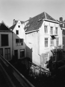 128279 Gezicht op de achtergevel van het huis Oudegracht 328 te Utrecht, tijdens de restauratie.