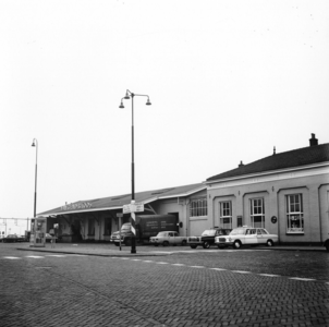 166762 Gezicht op de goederenloods van het N.S.-station Heerenveen te Heerenveen.