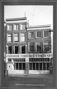 220029 Gezicht op de voorgevel van het Expeditiegebouw van het Utrechtsch Dagblad (Oudegracht 186-188) te Utrecht.