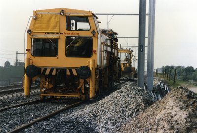 129134 Afbeelding van een stopmachine van Railbouw Leerdam tijdens de werkzaamheden in verband met de viersporigheid ...