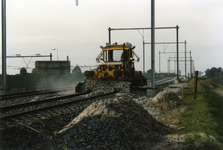 129135 Afbeelding van een ballastprofileermachine van Railbouw Leerdam tijdens de werkzaamheden in verband met de ...