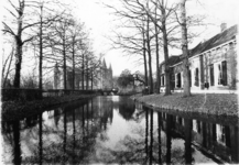 129657 Gezicht op de slotgracht van het slot Zuylen (Tournooiveld 1) te Oud-Zuilen (gemeente Maarssen).