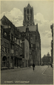 129200 Gezicht in de Voetiusstraat te Utrecht met op de achtergrond de Domkerk en -toren.