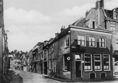 129216 Gezicht in de Lange Koestraat te Utrecht, tussen Willemstraat en Catharijnekade, uit het oosten.