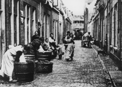 129220 Gezicht in de Florastraat te Utrecht, uit het zuidzuidoosten met op de voorgrond enkele vrouwen tijdens het doen ...