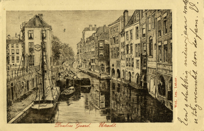 129262 Gezicht op de Oudegracht te Utrecht met op de achtergrond de Gaardbrug; links de zijgevel van het huis Donkere ...