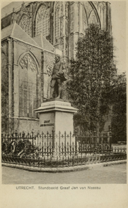 129274 Gezicht op het standbeeld Jan van Nassau (Domplein) te Utrecht.