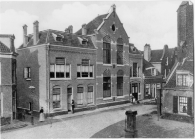 129294 Gezicht op de Ned. Herv. Diaconieschool no. 2 voor lager onderwijs (Waterstraat 27) te Utrecht.