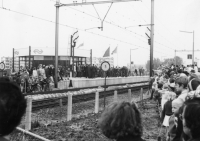 101521 Afbeelding van de opening van het N.S.-station Utrecht Overvecht te Utrecht.
