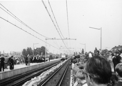 101523 Afbeelding van de opening van het N.S.-station Utrecht Overvecht te Utrecht, met op de achtergrond de aankomst ...