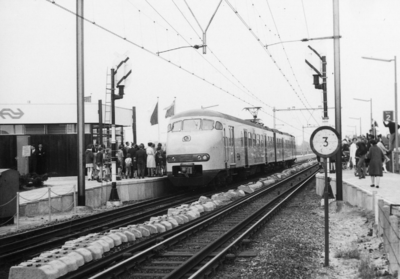 101524 Afbeelding van de opening van het N.S.-station Utrecht Overvecht te Utrecht, met de aankomst van de eerste ...