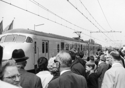101525 Afbeelding van de opening van het N.S.-station Utrecht Overvecht te Utrecht, met het vertrek van de eerste ...