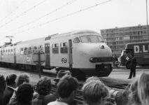 101526 Afbeelding van de opening van het N.S.-station Utrecht Overvecht te Utrecht, met het vertrek van de eerste ...