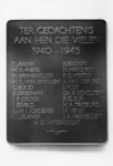 166952 Afbeelding van het koperen gedenkteken met de namen van tijdens de Tweede Wereldoorlog omgekomen personeelsleden ...