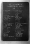 166954 Afbeelding van het koperen gedenkteken met de namen van tijdens de Tweede Wereldoorlog omgekomen personeelsleden ...
