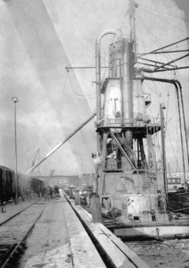 167004 Afbeelding van het overladen graan van schip naar trein via een elevator in de haven van Rotterdam.