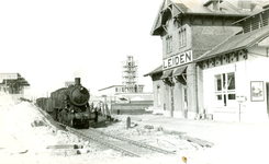 157026 Gezicht op het N.S.-station Leiden te Leiden, tijdens doorkomst van de stoomlocomotief nr. 4326 (serie ...