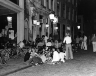 102437 Afbeelding van het terras en mensen op straat bij het café De Vriendschap (Wed 1) te Utrecht, op een zwoele ...