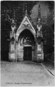 129346 Afbeelding van de neogotische westelijke toegangspoort tot de kruisgang van de Domkerk aan het Domplein te Utrecht.