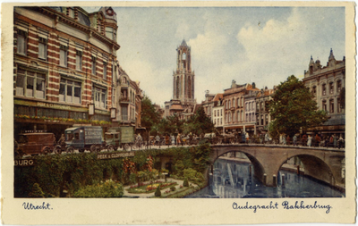 129347 Gezicht op de Oudegracht Weerdzijde te Utrecht met op de voorgrond de Bakkerbrug en op de achtergrond de Domtoren.