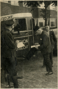 129738 Afbeelding van wethouder G.D. Zegers te Utrecht die tijdens de mobilisatie van 1939 voor de ontvangst tekent van ...