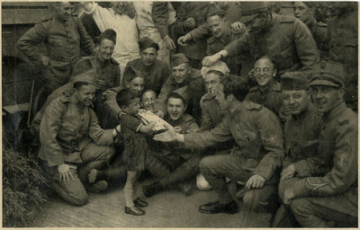 129739 Afbeelding van enkele Nederlandse soldaten te Utrecht die tijdens de mobilisatie van 1939 een krant krijgen ...