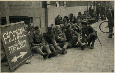 129740 Afbeelding van enkele Nederlandse soldaten te Utrecht die tijdens de mobilisatie van 1939 zittend tegen een ...