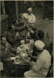 129741 Afbeelding van enkele Nederlandse soldaten te Utrecht die tijdens de mobilisatie van 1939 een maaltijd nuttigen.