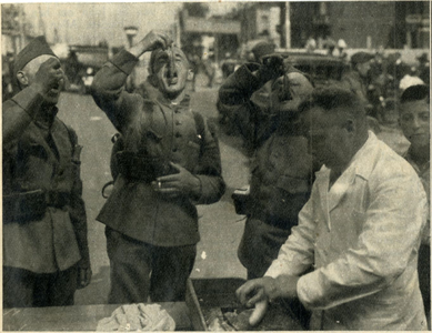 129742 Afbeelding van enkele Nederlandse soldaten te Utrecht die tijdens de mobilisatie van 1939 bij een haringkar een ...