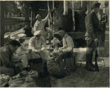 129743 Afbeelding van enkele Nederlandse soldaten te Utrecht die tijdens de mobilisatie van 1939 aardappels schillen ...