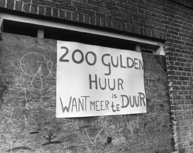 102548 Afbeelding van een affiche op een dichtgetimmerd raam van een huis aan het Houtplein te Utrecht tegen de in de ...