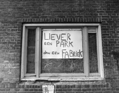102549 Afbeelding van een affiche op een dichtgetimmerd raam van een huis aan het Houtplein te Utrecht waarop gepleit ...