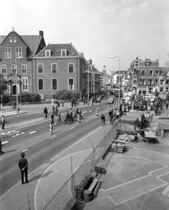 102553 Gezicht op het Janskerkhof te Utrecht tijdens een protestactie van de leerlingen van de Gemeentelijke ...