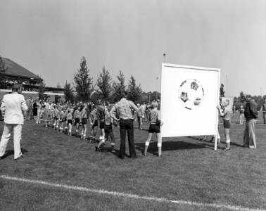 102565 Afbeelding van de ingebruikstelling van de voetbalvelden van sportvereniging DESTO in het Sportpark Strijland ...
