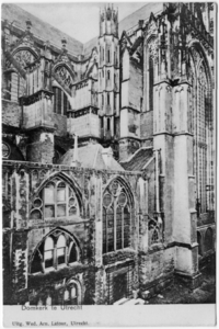 129384 Gezicht op het koor en het transept van de Domkerk (Domplein) te Utrecht, uit het noordoosten.