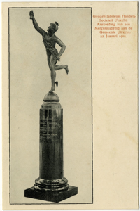 129385 Afbeelding van het beeldje, voorstellende de god van de handel Mercurius, dat door het bestuur van de Vereniging ...