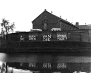 102731 Gezicht op de muur van het Huis van Bewaring Wolvenplein (Wolvenplein 27) te Utrecht, met het opschrift IN NAAM ...