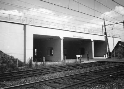 167206 Gezicht op het spoorviaduct over de Bezuidenhoutseweg te Eindhoven, met op de voorgrond de (lage) ...