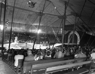 102817 Gezicht in de circustent van Circus Krone langs de Weg der Verenigde Naties te Utrecht, tijdens een acrobatieknummer.