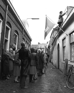 102850 Afbeelding van de start van de restauratie van de huizen aan de Zilverstraat te Utrecht, door het aanbrengen van ...