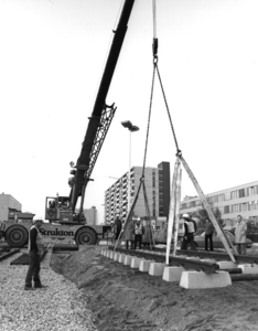 102854 Afbeelding van het leggen van de eerste meters rails op grondgebied van de gemeente Utrecht (op het 5 Meiplein) ...
