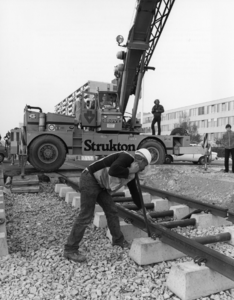 102855 Afbeelding van het leggen van de eerste meters rails op grondgebied van de gemeente Utrecht (op het 5 Meiplein) ...