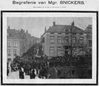 97046 Afbeelding van de begrafenisstoet bij de uitvaart van mgr. P.M. Snickers, aartsbisschop van Utrecht, in de ...